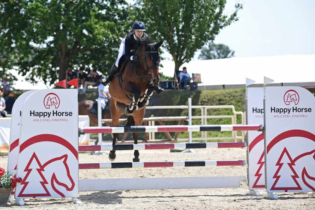 Heimvorteil optimal genutzt: Platz 1 und 2 in der Jungpferde-Trophy für 6-jährige Pferde für den Reitsportverein Lassee! © HORSIC.comFür Theresa Pachler läuft es super in Lassee. © HORSIC