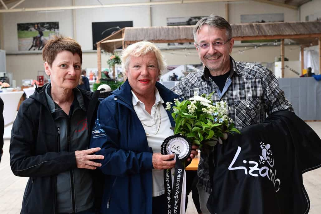 Lizardo Amateurcup-Siegerehrung: Elisabeth Triebl, Ines Bejdl und Günter Keglovits gratulierten der Siegerin und den Platzierten. © HORSIC.com