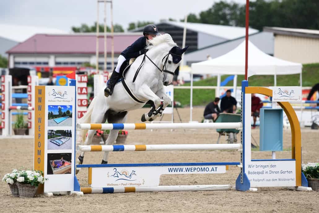 Heimsieg für Lassee im WePoMo Cup für Johanna Ponez. © HORSIC.com