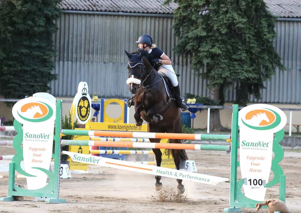 Pia Jacobs (NÖ/RC Teiritzhof) und Stanfour's Esme auf dem Weg zum Sieg in der SanoVets Jagd nach Punkten. © M&E4U FOTO