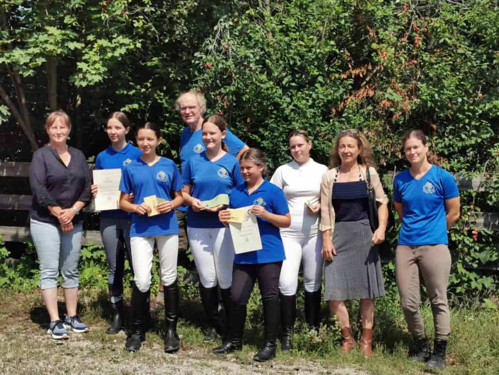Andrea Zauner (Beisitzerin), Sarah Hinterbauer, Lena Schörkhuber, Peter Fajmann (Kassier), Lia Zehetner, Lucia Tischer, Marion Berner, Katharina Reichl-Rys (Richterin), Anna Fajmann (Reitlehrerin). © privat