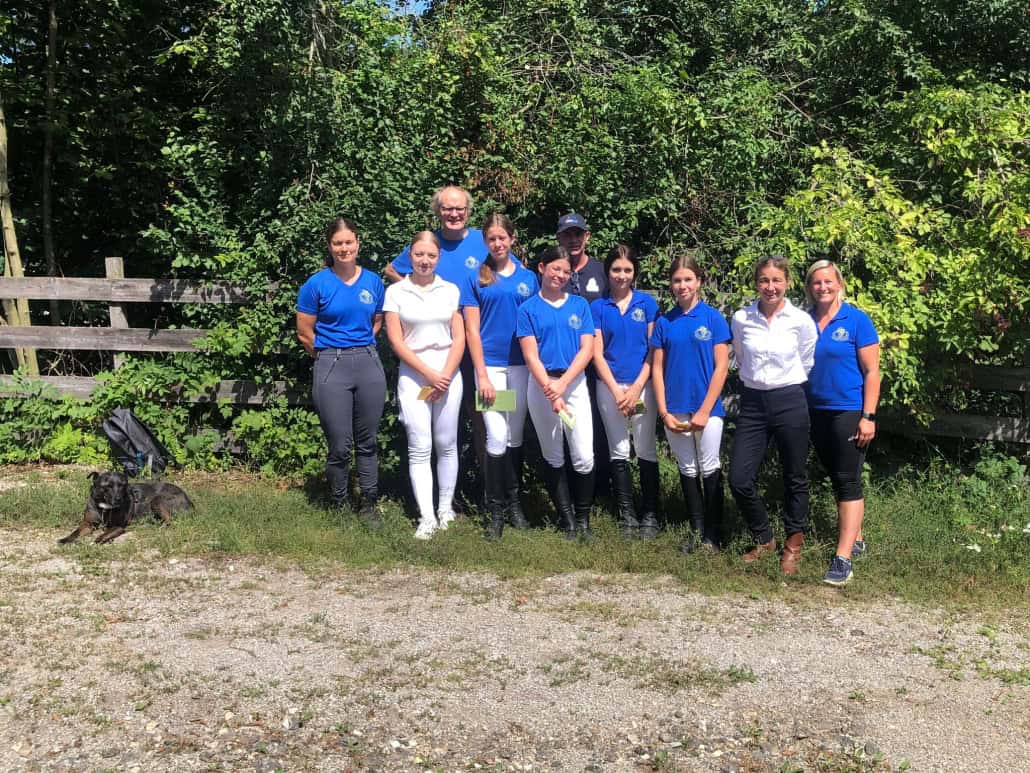 Anna Fajmann (Reitlehrerin), Lilia Hintermeyer, Peter Fajmann (Kassier), Laura Zelenka, Liliana Brunner, Bernhard Rauch (Beisitzer), Leonie Müllner, Valentina Müller, Katharina Reichl-Rys (Richterin), Andrea Gloimüller (Betreuerin). © privat
