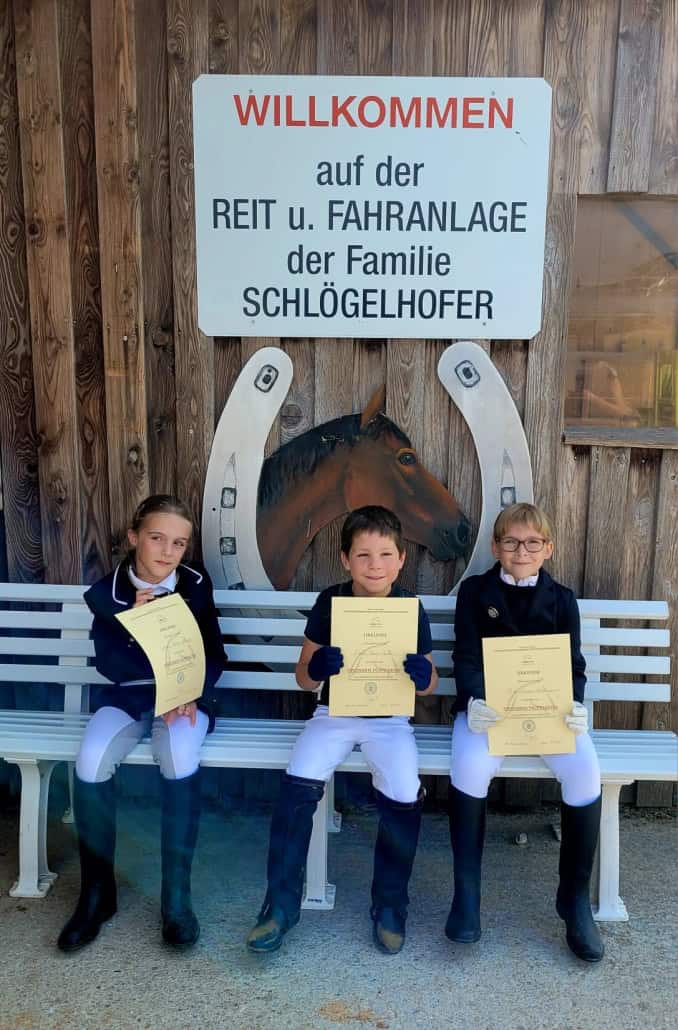 Unsere Teilnehmer Großes Hufeisen: Anna Heller, Lukas David Pilwax und Mia Stiebellehner. © privat
