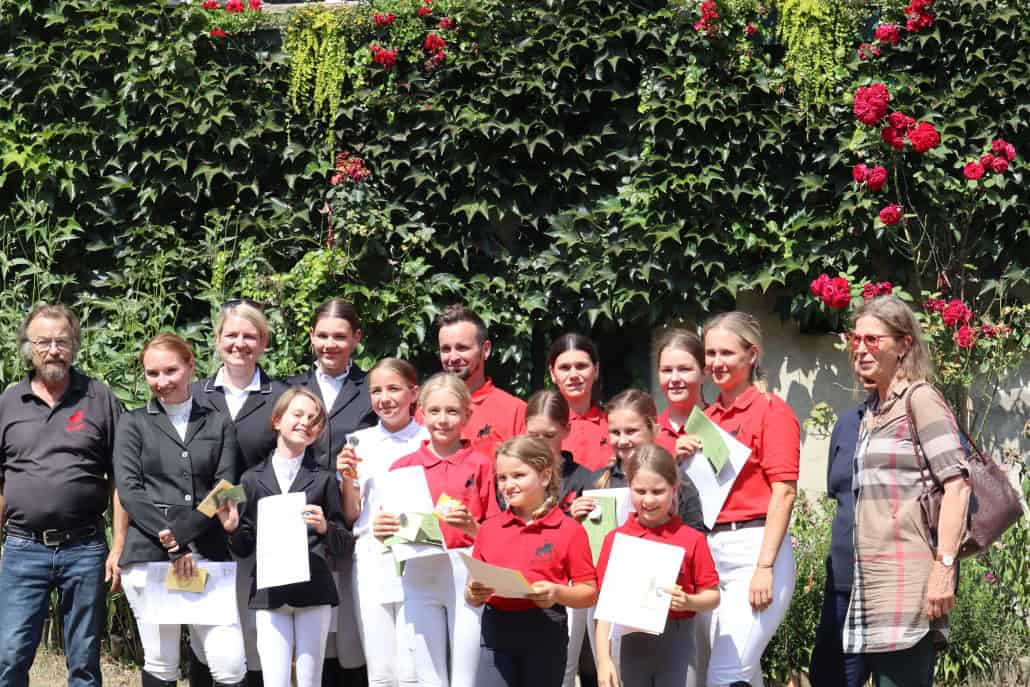 Leo Dallinger (links) vom USV Rotenerd und Richterin Mag. Elisabeth Hudec-Semeleder (rechts) mit den Prüflingen. © privat