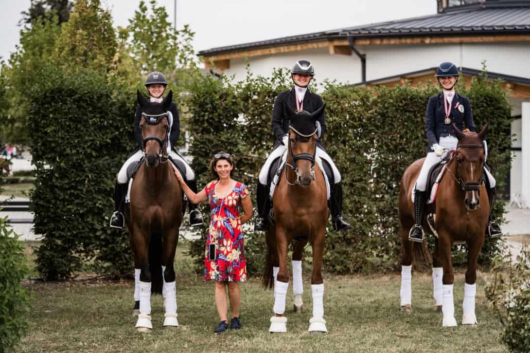 NOEPS Dressurreferentin Ursula Mayer-Rabl mit ihren Medaillengewinnerinnen. © Carina Grosch