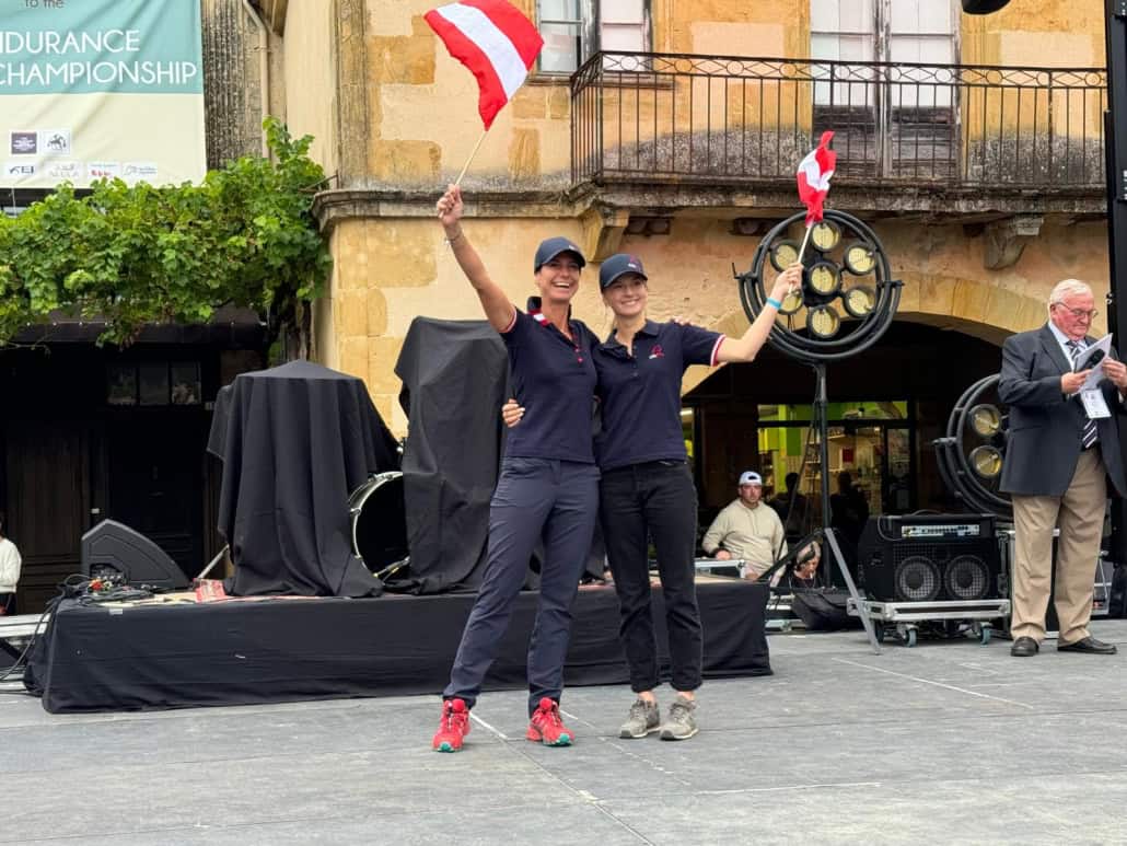 Die österreichischen Starterinnen Jana Kupper und Stephanie Kunz bei der Eröffnungszeremonie in Monpazier. © privat
