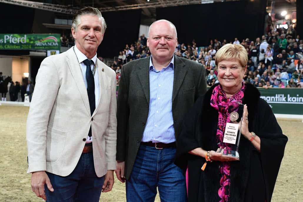 Vielen Dank an Elisabeth Max-Theurer für die Unterstützung des Pferdesports in der Arena Nova: Obstlt Roland Pulsinger, Oberst Markus Pammer, Elisabeth Max-Theurer und Henning Lehrmann. © HORSIC