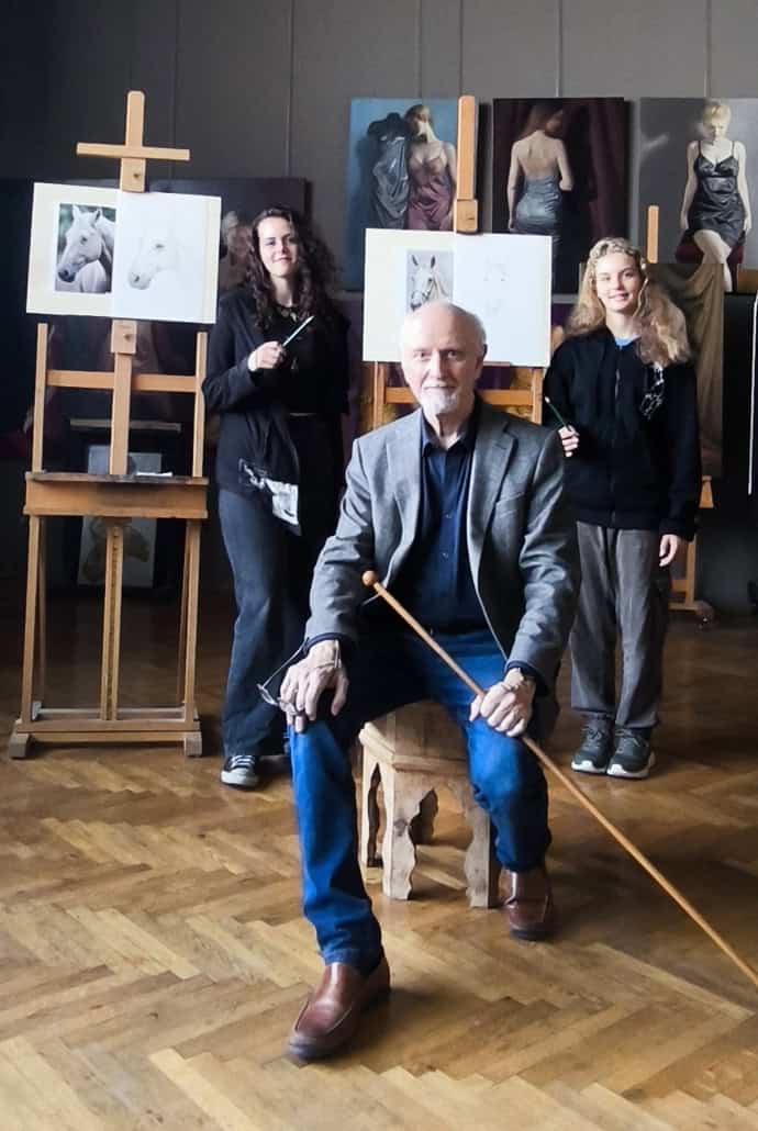 Kultur und Pferd – Zuspruch durch die junge Generation aus West- und Ostösterreich: Die Pferdesportlerinnen Johanna Zangerle aus Tirol (Bezirk Imst) und Lilly Mayr aus Niederösterreich (Bezirk Korneuburg) sind motiviert, sich bei Meister Michael Fuchs für das Zeichnen eines Pferdes ausbilden zu lassen. © Doris Mayr