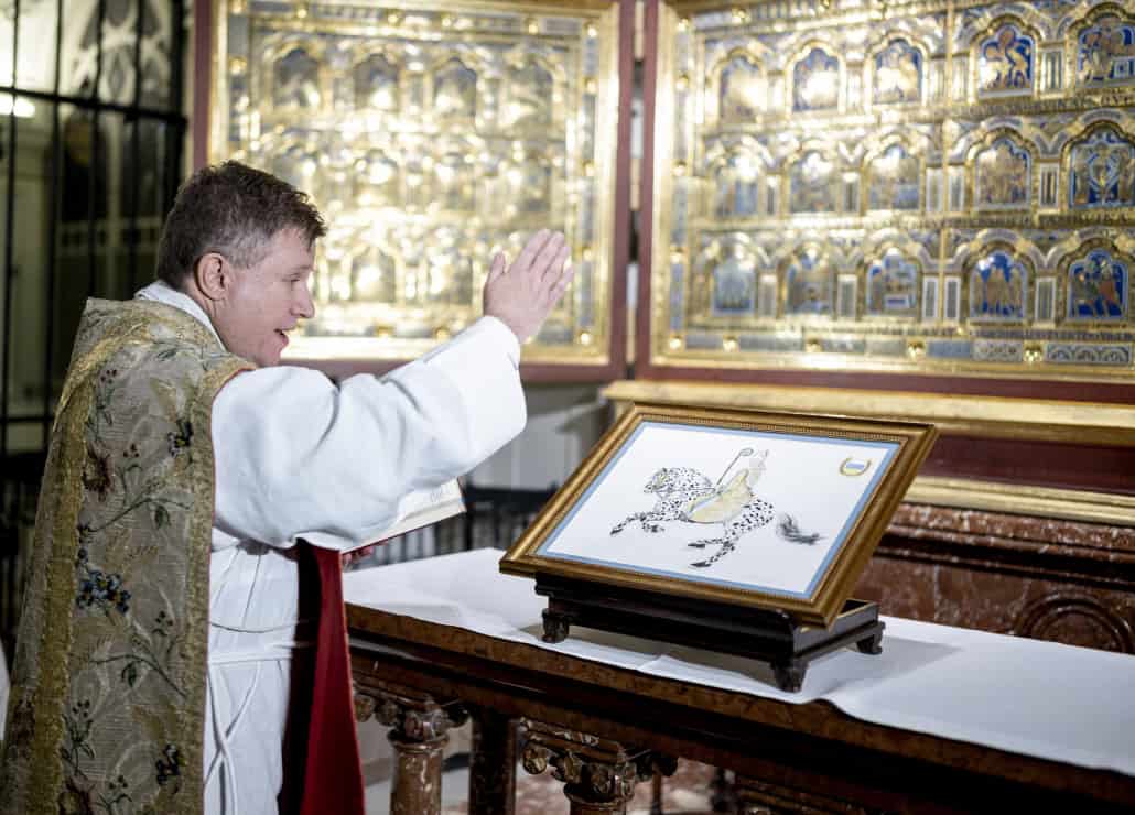Pater Thomas Figl, Mitglied des »Reitkultur-Vereins Weiß-Blau-Gold«, segnete am 8. Jänner 2025 nach der Festmesse beim Verduner Altar das Bild „Severin von Noricum hoch zu Ross“ . © Imre Antal
