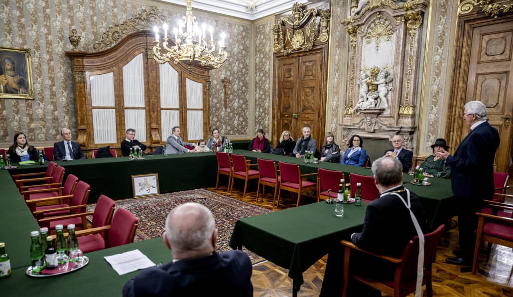 Ein Ausschnitt der Teilnehmergruppe des Festvortrags am 8. Jänner 2025 im Kapitelsaal des Stiftes Klosterneuburg. Der Festvortrag wurde vom Doyen der Reitkunst Arthur Kottas-Heldenberg (einst Erster Oberbereiter an der Spanischen Hofreitschule) gehalten. Präsident Franz Kager überbrachte im Kapitelsaal die Grußbotschaft des NÖ Pferdesportverbands. © Imre Antal