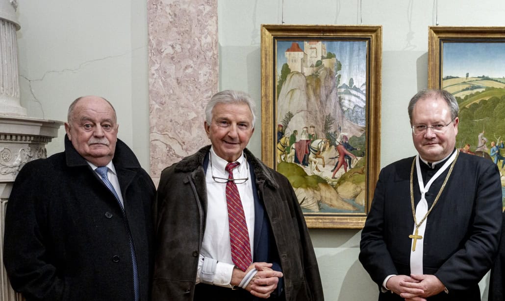 Präsident Franz Kager (NÖ Pferdesportverband), der Doyen der Reitkunst Arthur Kottas-Heldenberg (einst Erster Oberbereiter an der Spanischen Hofreitschule) und Prälat Anton Höslinger (Propst des Stiftes Klosterneuburg) vor dem über 500 Jahre alten und kunsthistorisch sehr bedeutenden Tafelbild von Rueland Frueauf d. J. „Ausritt des hl. Leopold“ im Stiftsmuseum Klosterneuburg. © Imre Antal