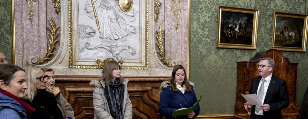 Präsident Otto Kurt Knoll leitete die Generalversammlung des »Reitkultur-Vereins Weiß-Blau-Gold« am 8. Jänner 2025 im Thronsaal der Klosterneuburger Kaiserzimmer. Für die ordentliche Protokollführung sorgte Schriftführerin Carola Reinwein. Im Hintergrund sind barocke Pferdegemälde des Hof- und Kammermalers Johann Georg Hamilton zu sehen. © Imre Antal