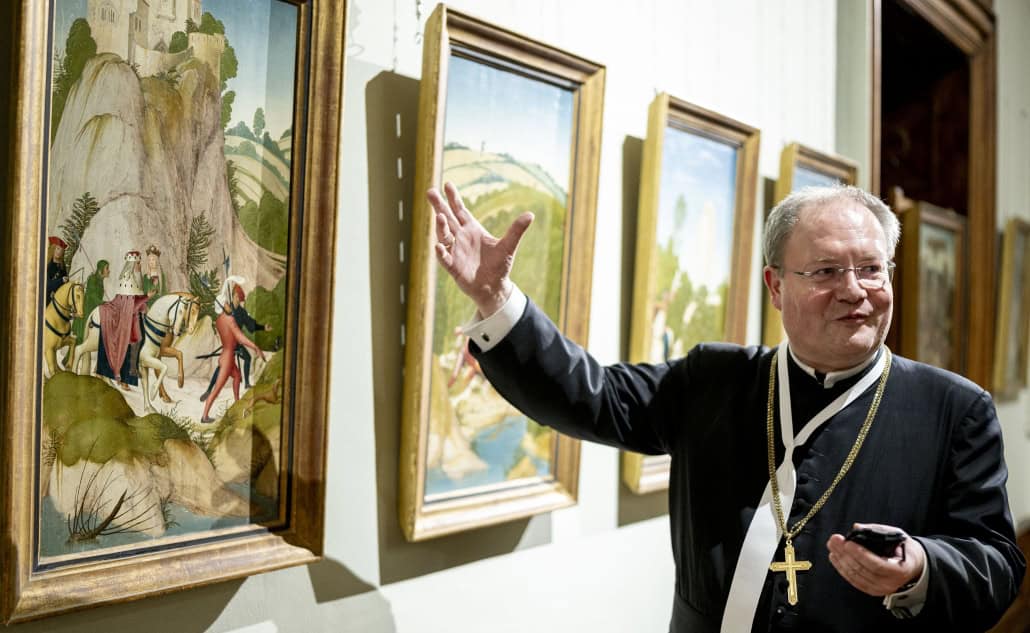 Prälat Anton Höslinger (Propst des Stiftes Klosterneuburg) erklärt fachkundig das über 500 Jahre alte und kunsthistorisch sehr bedeutende Tafelbild von Rueland Frueauf d. J. im Stiftsmuseum Klosterneuburg, welches den Ausritt Markgraf Leopold III. mit seiner Gattin Agnes in Klosterneuburg zeigt. © Imre Antal