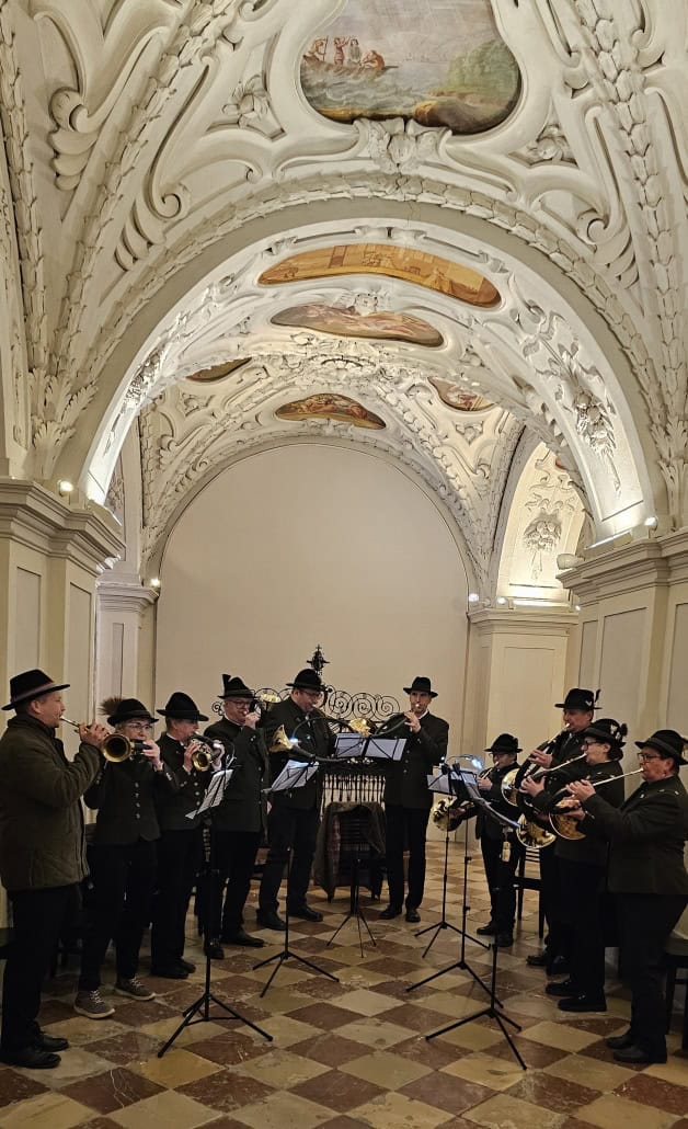 Die „Jagdhornbläsergruppe Hermann Löns“ gestaltete am 8. Jänner 2025 musikalisch die Festmesse des »Reitkultur-Vereins Weiß-Blau-Gold« am Grab des Landespatrons Österreichs. © Imre Antal