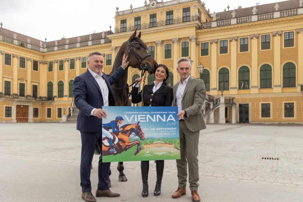 Klaus Panholzer (CEO Schönbrunn Group), Sonja Klima (Initiatorin & Co-Veranstalterin der Longines Global Champions Tour of Vienna) und Gerd Koch (Institutsleiter Historische Gärten, Österreichische Bundesgärten) vor dem Schloss Schönbrunn, Austragungsort der Longines Global Champions Tour of Vienna 2025. © Richard Tanzer/APA