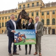 Klaus Panholzer (CEO Schönbrunn Group), Sonja Klima (Initiatorin & Co-Veranstalterin der Longines Global Champions Tour of Vienna) und Gerd Koch (Institutsleiter Historische Gärten, Österreichische Bundesgärten) vor dem Schloss Schönbrunn, Austragungsort der Longines Global Champions Tour of Vienna 2025. © Richard Tanzer/APA
