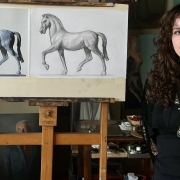Johanna Zangerle aus Tirol bei der Staffelei im Privatatelier von Prof. Fuchs in Klosterneuburg (links Vorlage, rechts Ausführung durch die Künstlerin), 12.04.2025 © Michael Fuchs