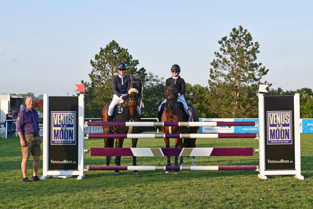 Laura Furtner und Michelle Schuster gewannen die Premiere der Venus & Moon Stafetten Trophy in Bad Fischau. © HORSIC