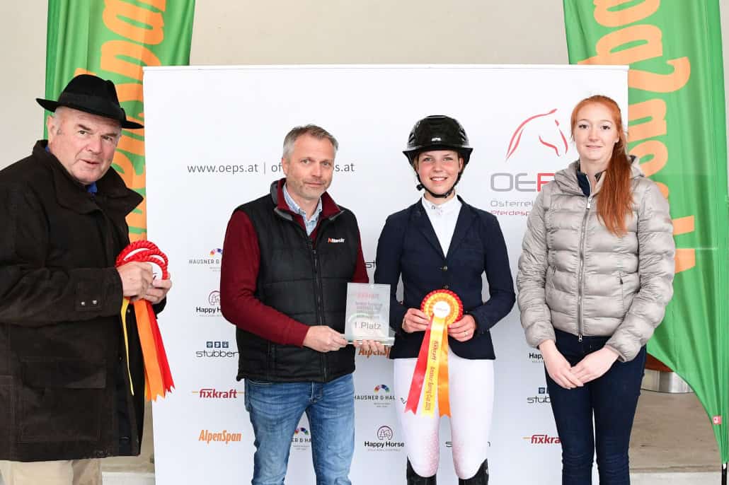 Berthold Kirchtag gratulierte „seiner Fixkraft-Siegerin“ Eloise Kubat persönlich. © HORSIC.com