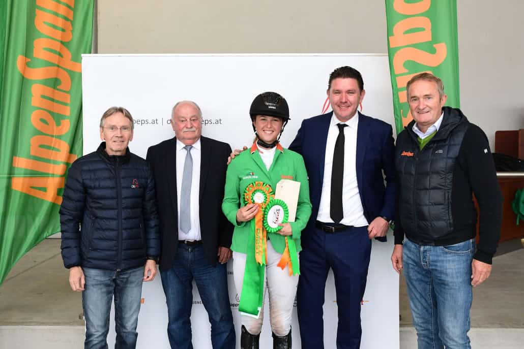 OEPS Generalsekretär Franz Schiefermair, NOEPS Präsident Franz Kager, Veranstalter Franz Jahnel und Mr. AlpenSpan Wolfgang Pirker gratulierten Lena Binder zum Sieg. © HORSIC.com