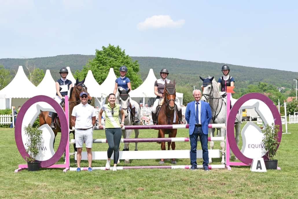 Dani Wolf gratulierte ihren Siegerinnen im Namen von EQUIVA. © HORSIC.com