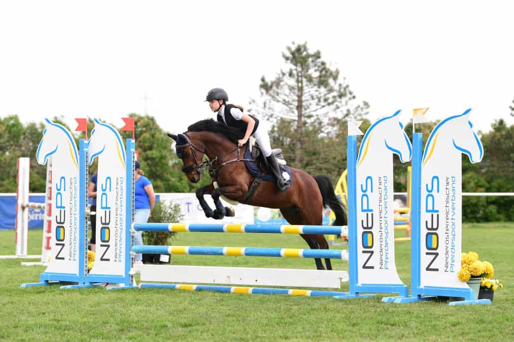 Ronja Gruber gewinnt den NOEPS Kids Cup by Doskar4Equi, EQUIVA & Petfrost. © HORSIC