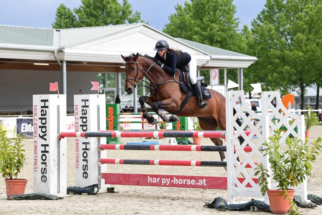 Platz 2 im Happy Horse Nachwuchscup für Lilly Hacker. © HORSIC