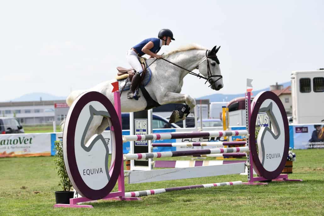 Sieg in der EQUIVA Trophy für Julia Marie Isermann vom Sportpferde Team Roubal im Bezir Bruck an der Leitha. © HORSIC