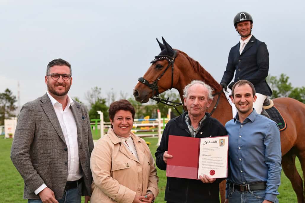 Silbernes Ehrenzeichen der Marktgemeinde Bad Fischau-Brunn für Michael Rösch. © HORSIC.com