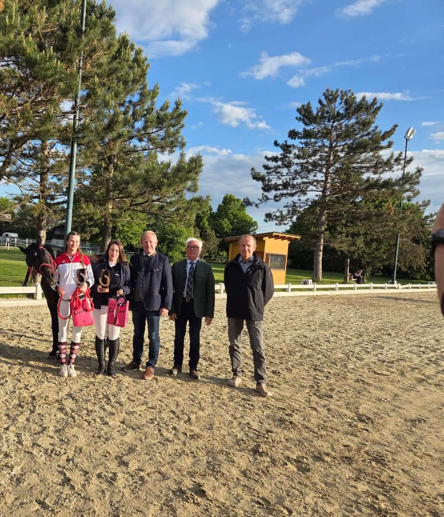 ÖM Junioren Teres Kirisits (OÖ), Vize-Staatsmeisterin Romana Grubmüller (NÖ), Peter Gerstner, Peter Alleithner (NOEPS Referent Distanzreiten), Leopold Erasimus (NOEPS Vizepräsident). © privat