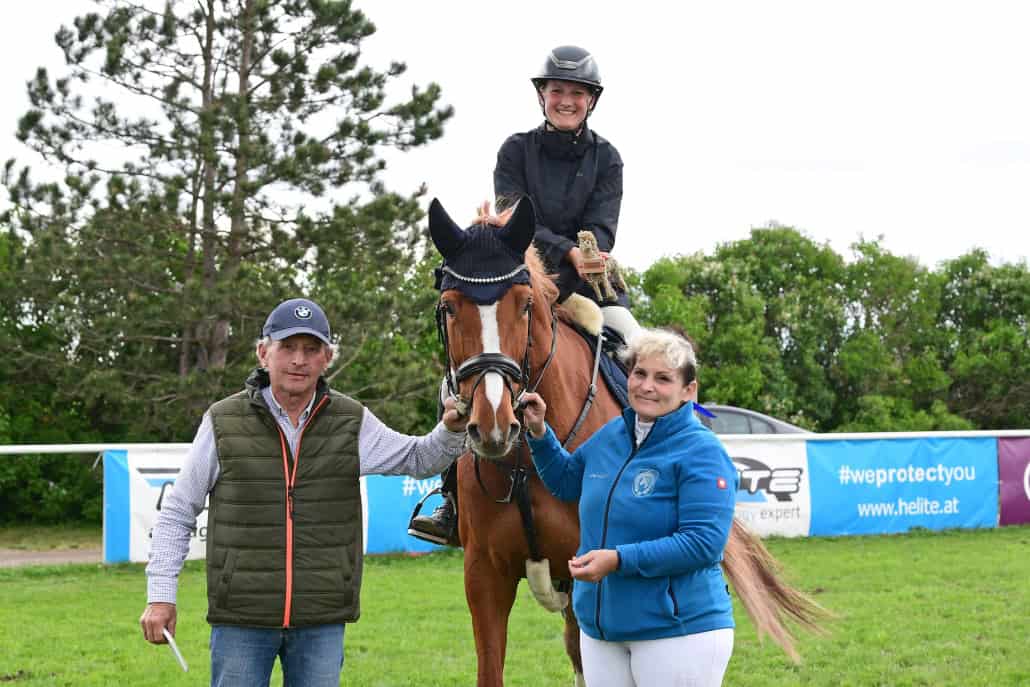 Sarah Latitia Erdelyi vom Reitsportverein Lassee gewann das Martin Giser Gedächtisspringen. © HORSIC