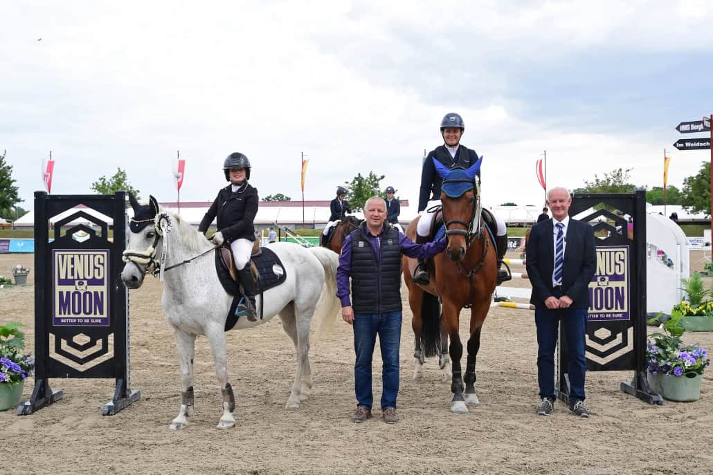 Ing. Alexander Wagner (Mitte) gratulierte den Siegerinnen und Platzierten persönlich. © HORSIC