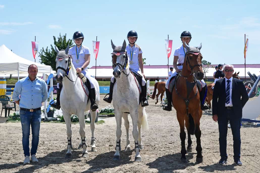 NOEPS Vizepräsident und Springreferent Markus Brandstätter (links) gratulierte den Lasseer Reiterinnen zum Heimsieg im NÖ Vereinscup! © HORSIC