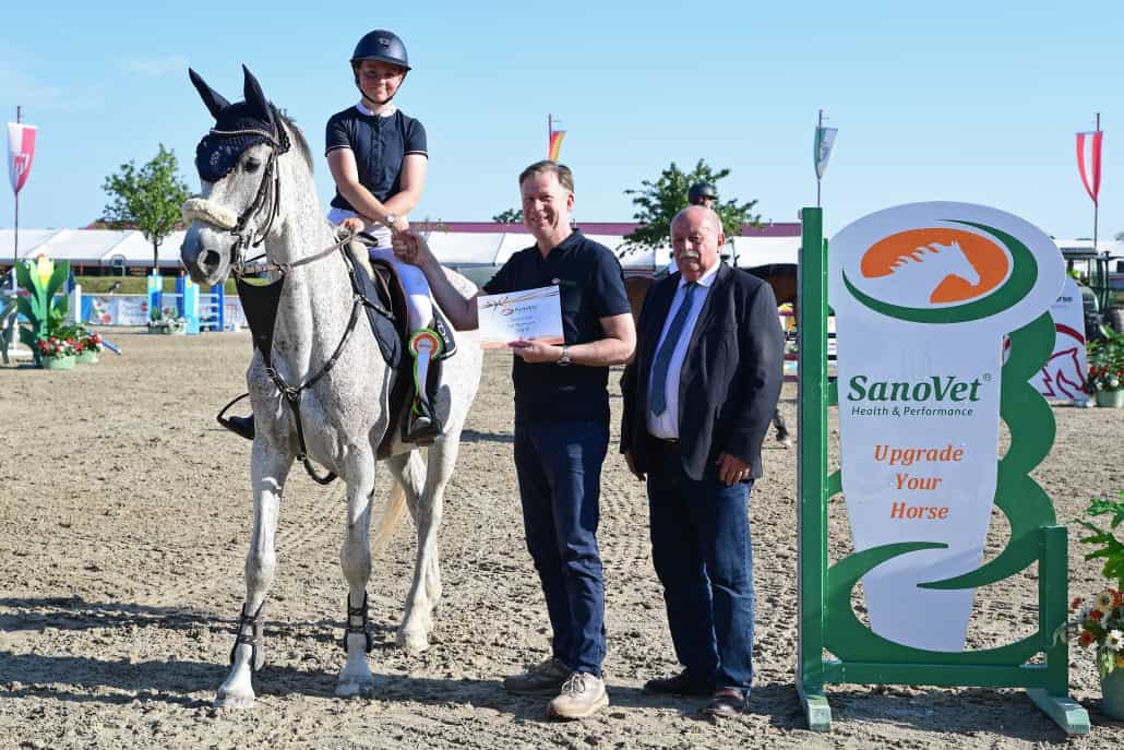 Adina Neuretter war mit Platz 1 und 3 sehr erfolgreich in der SanoVets Jagd nach Punkten. © HORSIC.com