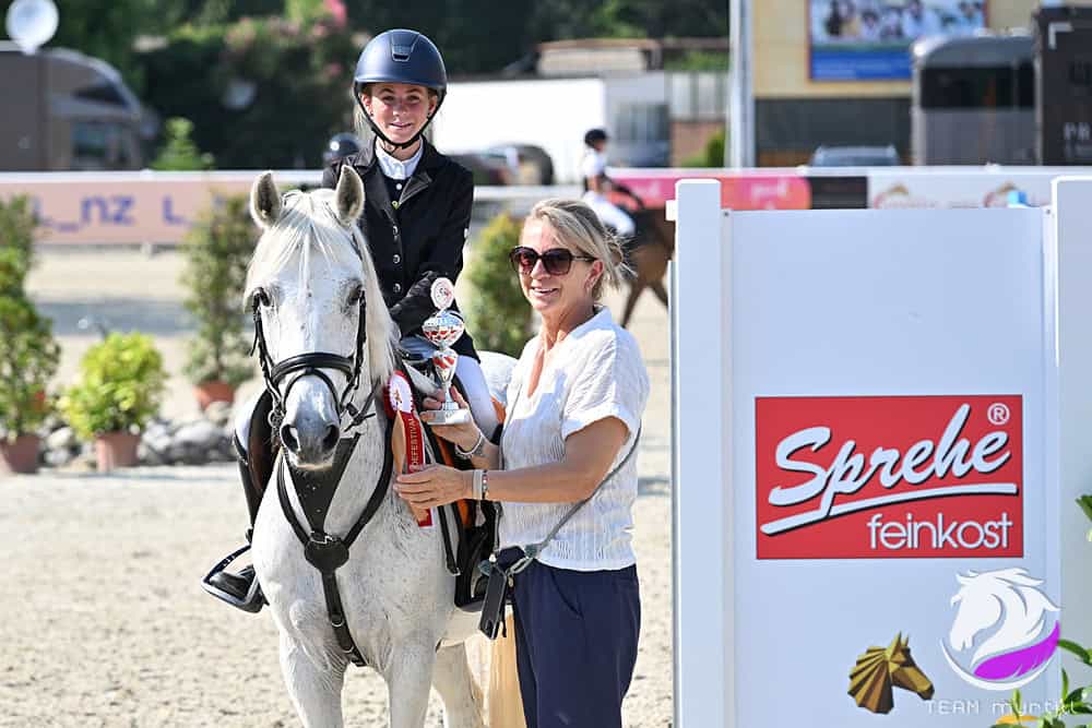 Österreichische Meister Springen Pony Nachwuchs Trophy: Antonia Cholewa & Chupa Chups. © Team Myrtill