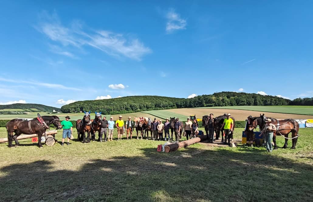 Bewerbsteilnehmer*innen und der Richterinnen des Österreichischen Holzrückecups in Rappoltenkirchen. © Monika Kirschner