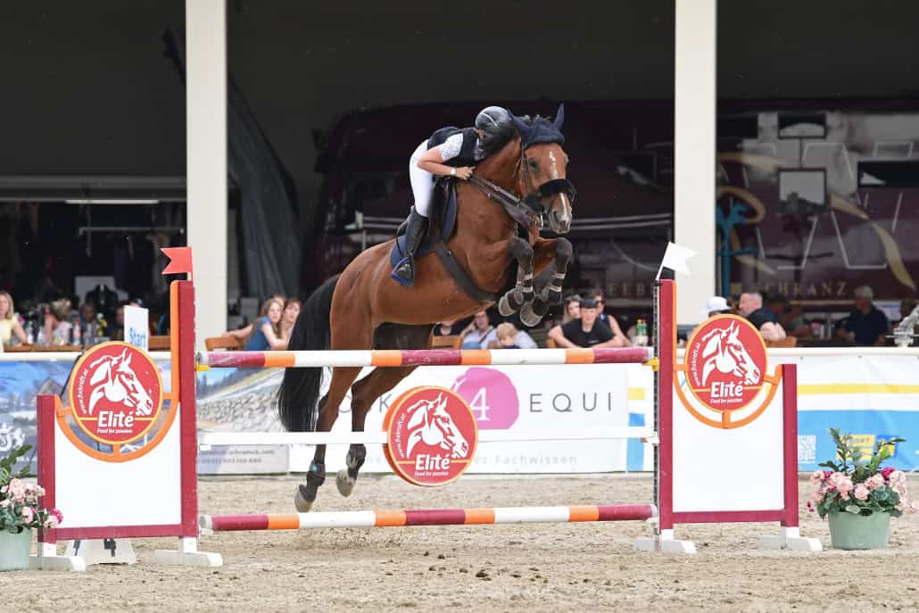 Adina Neuretter und Elica springen auf Platz 2 in der Qualifikation zum Fixkraft Amateurcup. © HORSIC