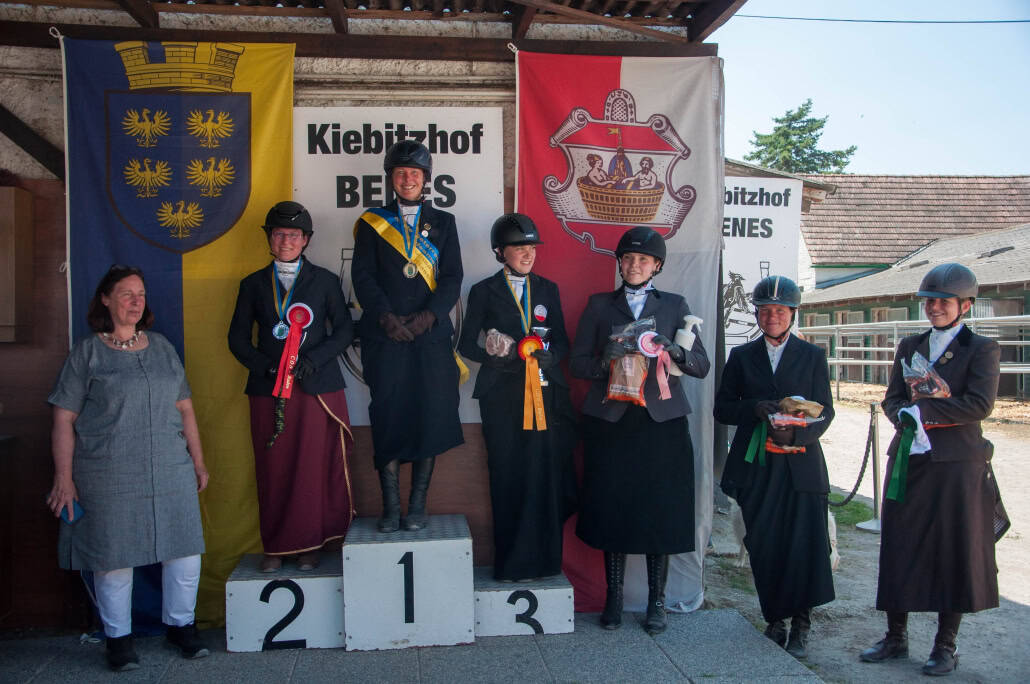 Herzliche Gratulation der Landesmeisterin und den Platzierten bei der NÖ LM Damensattel 2025 in Baden. © privat
