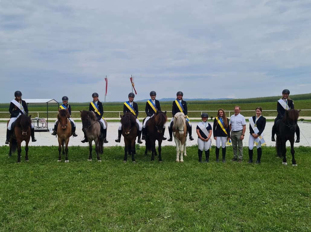 Lilja Haraldsson (4. von rechts) gratulierte im Namen des NOEPS bei der feierlichen Meisterehrung am Sonntag gemeinsam mit dem Andorfer Bürgermeister Karl Buchinger (3. von rechts). ©️ NOEPS