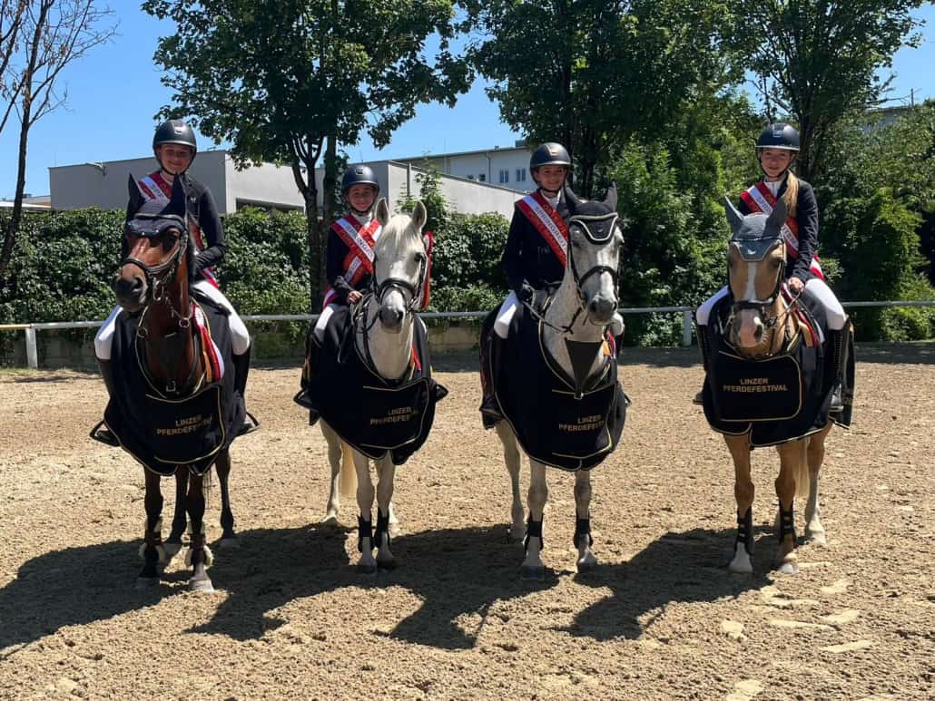 Belinda Springer, Lily Czarnecki de Czarnce, Lea-Viktoria Eichler und Antonia Cholewa holten den Titel in der ÖM Pony Mannschaft. © Team Myrtill