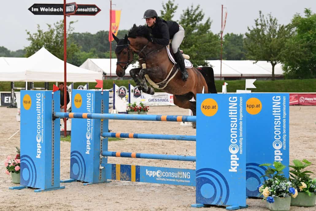 Theresa Pachler wird hervorragende Dritte im Preis von kpp. © HORSIC