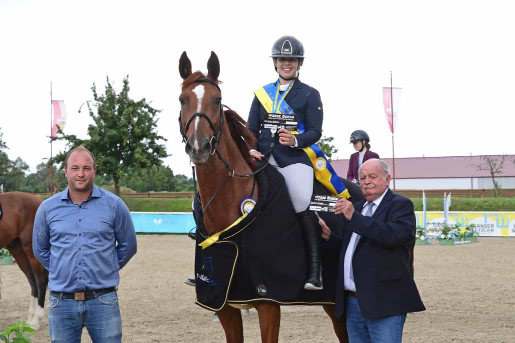 Präsident Franz Kager und Springreferent Markus Brandstätter gratulieren Leonie Petrousek. © HORSIC.com