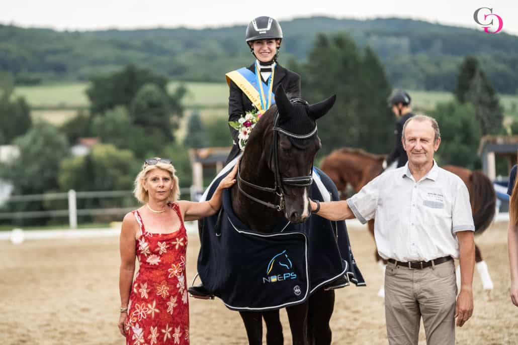 Dressurreferentin und Vizepräsidentin Ursula Mayer-Rabl gratulierte Carina Weinhandl gemeinsam mit Vizepräsident Leopold Erasimus. © Carina Grosch