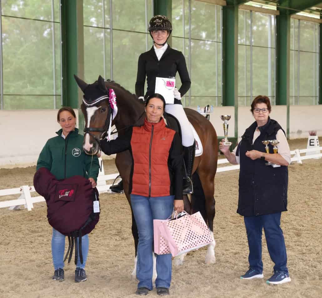 Tamara Brandner (Mitte) und Diana Wünschek (rechts) gratulierten Sigrid Eder zum Sieg und ihrem neuen EQUIVERON Sattel. © privat