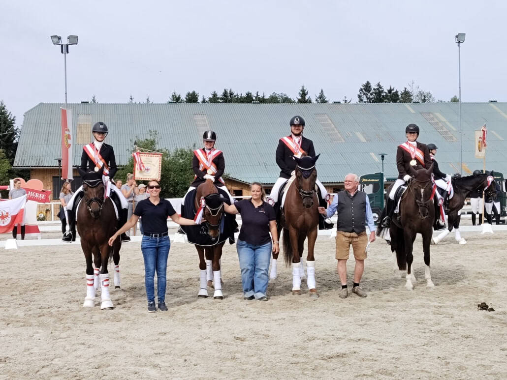 Wir sind Bundesmeister: Valentina Kosz mit Bella Rose DK, Cornelia Plocek mit Adele 5, Ben Ziljkic mit Umberto 4 und Romana Scharf mit Ligth my Fire 2. © privat