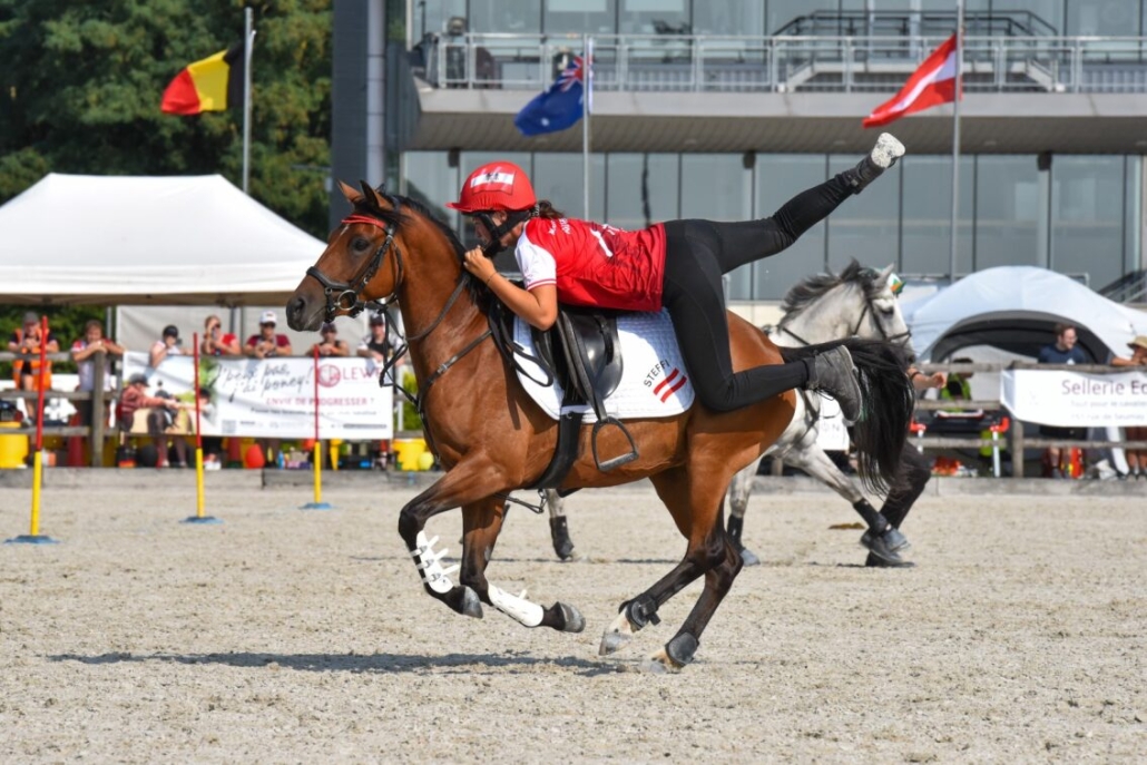 Stefanie Pascher mit Biene. © privat