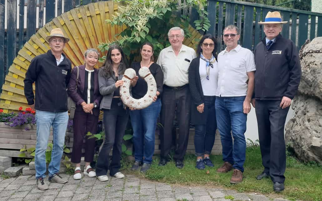 Reitkultur-Verein Weiß-Blau-Gold, Vereinsausflug am 30. August 2025, Bäckerei Singraber in Kaumberg. Bäckermeister Michael Singraber (vierter von rechts im Bild) bei der Übereichung des aus Brotteig angefertigten Hufeisens. © Reitkultur-Verein Weiß-Blau-Gold