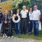 Reitkultur-Verein Weiß-Blau-Gold, Vereinsausflug am 30. August 2025, Bäckerei Singraber in Kaumberg. Bäckermeister Michael Singraber (vierter von rechts im Bild) bei der Übereichung des aus Brotteig angefertigten Hufeisens. © Reitkultur-Verein Weiß-Blau-Gold