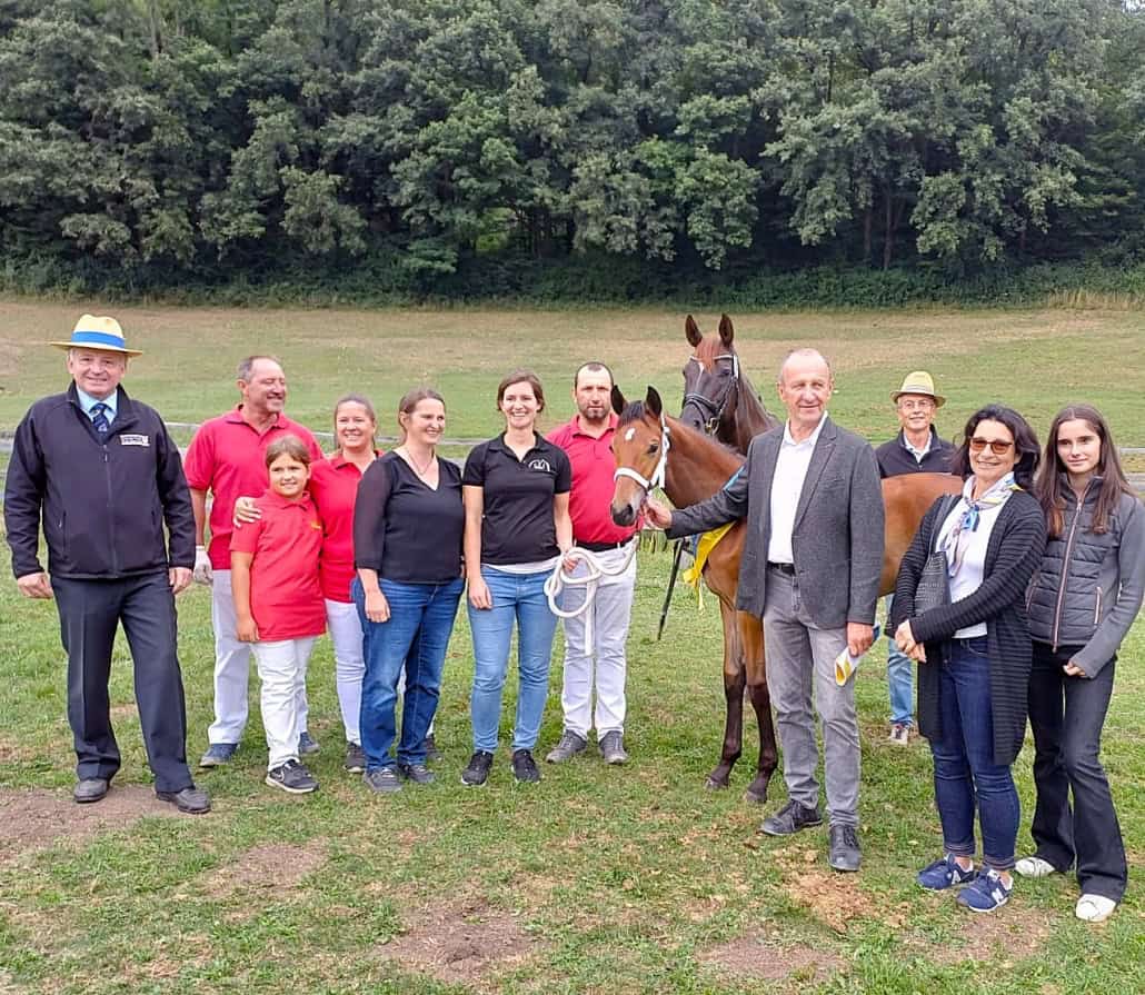 Reitkultur-Verein Weiß-Blau-Gold, Vereinsausflug am 30. August 2025, Besuch des NÖ Warmblutfestivals auf dem Gestüt Winter in Thenneberg. NOEPS-Vizepräsident Dr. Leopold Erasimus (vierter von rechts im Bild) mit dem Fohlen Lastoria (Besitzerin Karina-Anna Karpf, Züchter Jürgen Wunsch), der 2. Reserve-Landessiegerin NÖ 2025 der Fohlen, und dahinter die Österreichische Warmblutstute Larissa sowie Vereinsmitglied DI Veronika Hager (fünfte von links im Bild) mit ihrer Züchterkollegin Karina-Anna Karpf (sechste von links im Bild). © Reitkultur-Verein Weiß-Blau-Gold