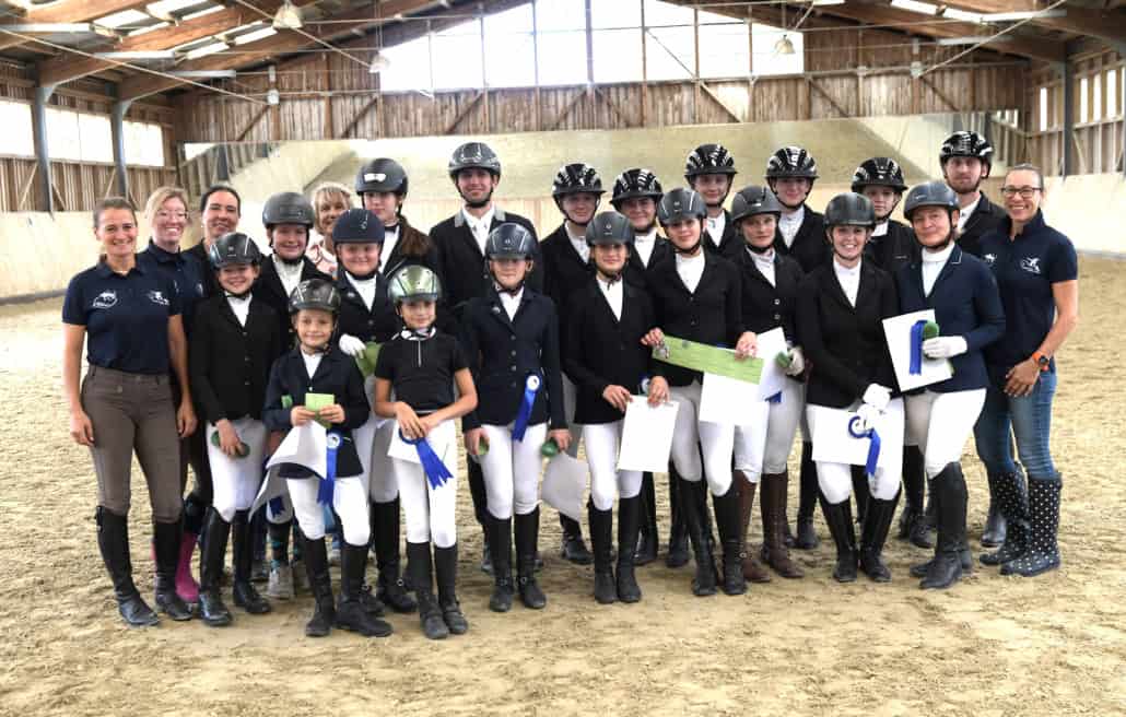 Obfrau des Reitclubs Schloss Trumau DI Verena Schönbauer mit ihren Prüflingen. © Andrew Kroyer Photography